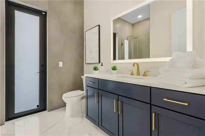 Guest bathroom 1