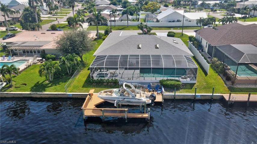 Set on the Moody Canal just seconds from the River with direct Sailboat access. No bridges!