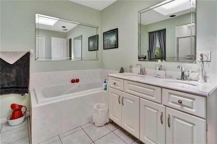 En-suite bath with separate shower and tub