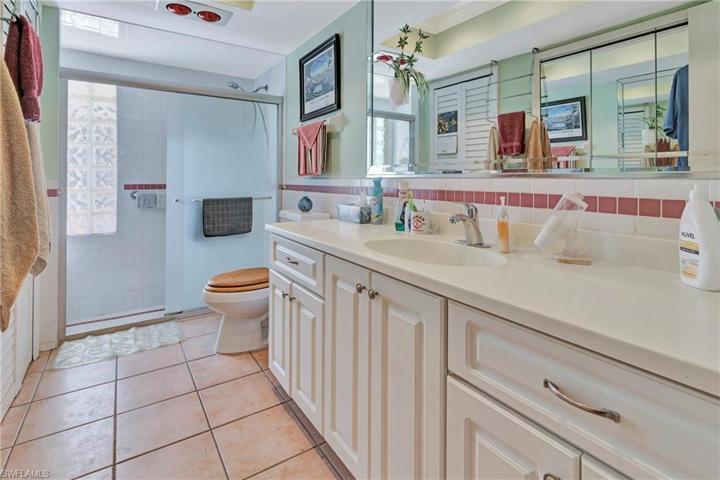 2nd bathroom with wide countertop