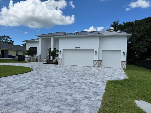 View of front of home featuring a 3 car garage