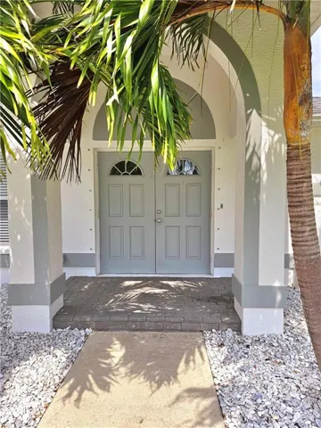 207 SE 30th TER, CAPE CORAL FL 33904