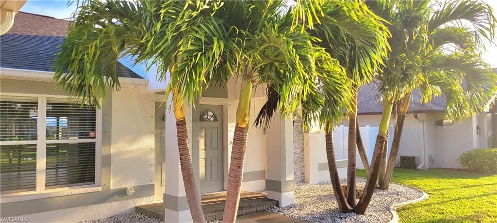 207 SE 30th TER, CAPE CORAL FL 33904