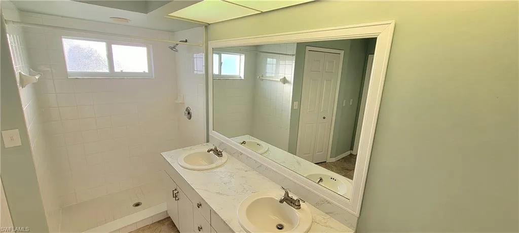 207 SE 30th TER, CAPE CORAL FL 33904
