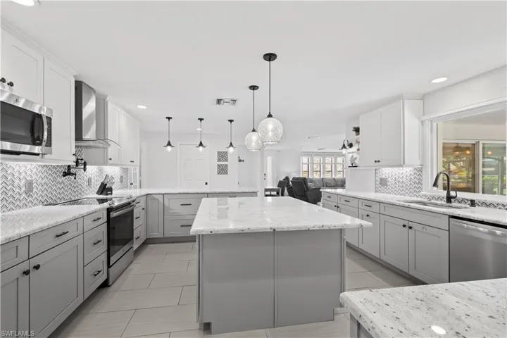 5215  Pelican  BLVD, Cape Coral, FL 33914