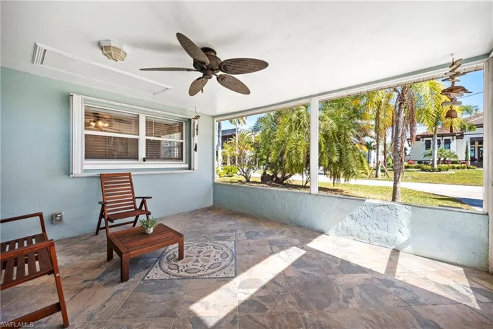 Sunroom / solarium featuring a ceiling fan