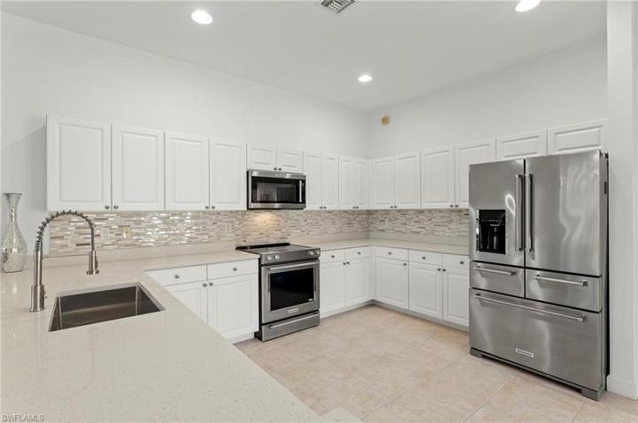 Lovely, Large workable Kitchen