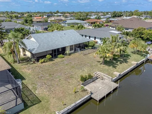 Aerial perspective view, with a fence for pet.