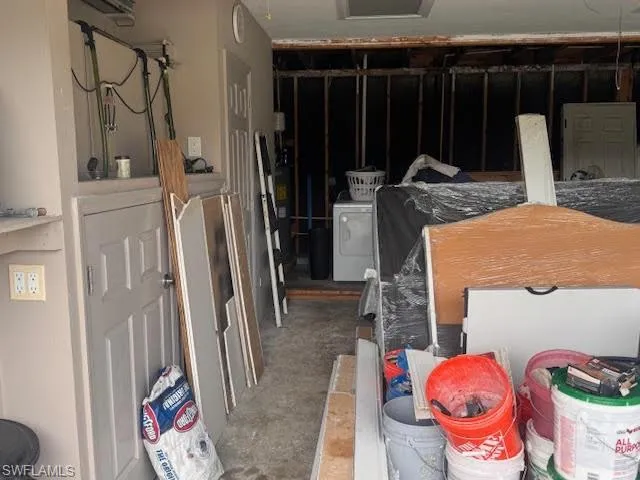 Storage featuring washer / dryer