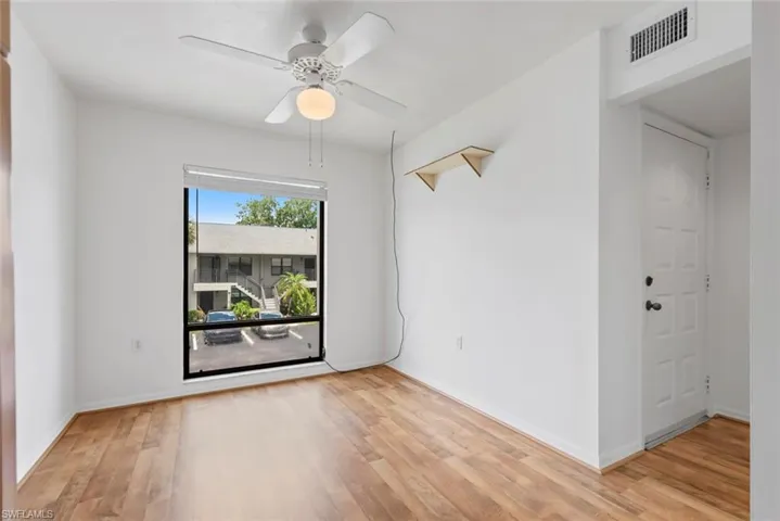 Sitting area by kitchen