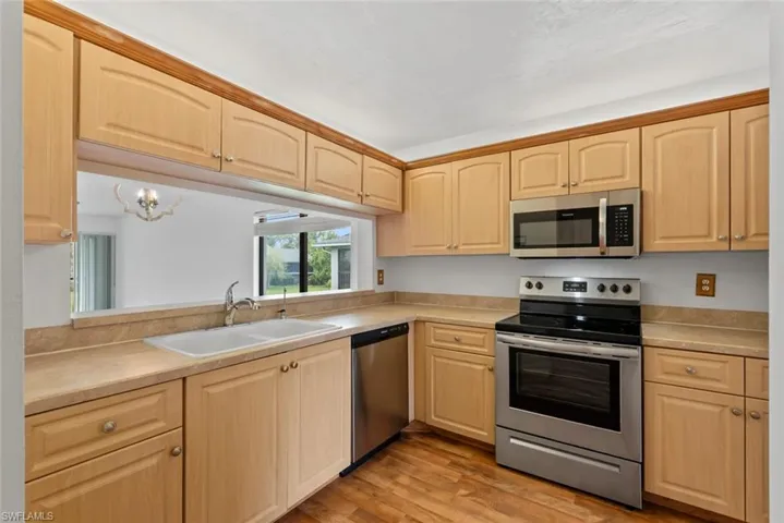 Plentiful kitchen space in general