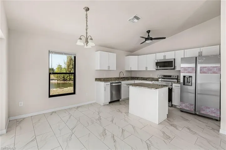 916 Ne 1st Pl, Cape Coral, Florida 33909