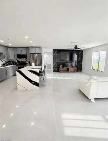 4233 Sw 1st Ave, Cape Coral, Florida 33914
