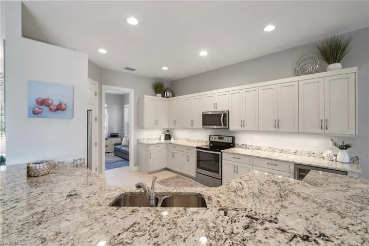 8756  Mustang Island  CIR, Naples, FL 34113