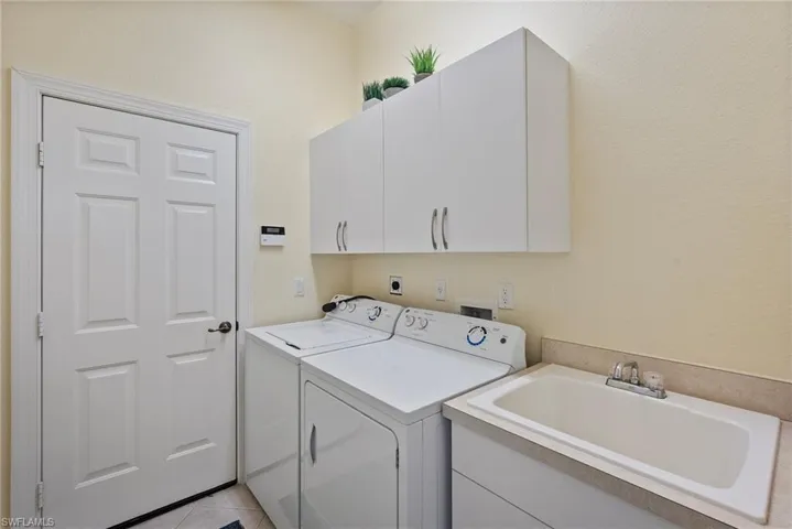 8756  Mustang Island  CIR, Naples, FL 34113