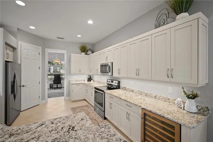 8756  Mustang Island  CIR, Naples, FL 34113