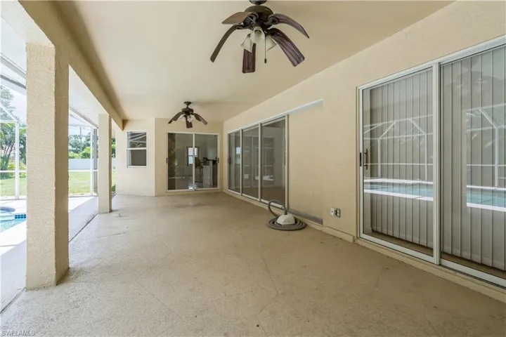 Oversized screened lanai perfect for entertaining