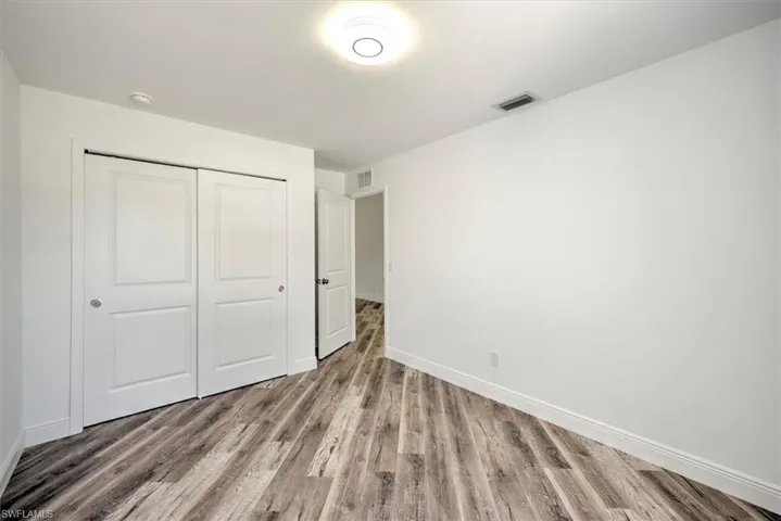 Front guest bedroom pic 2