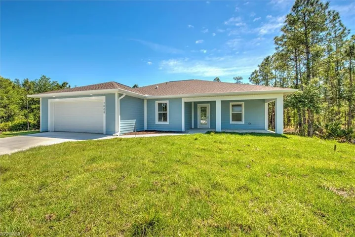 Very nice stucco finish giving this home the siding appearance from the curb view