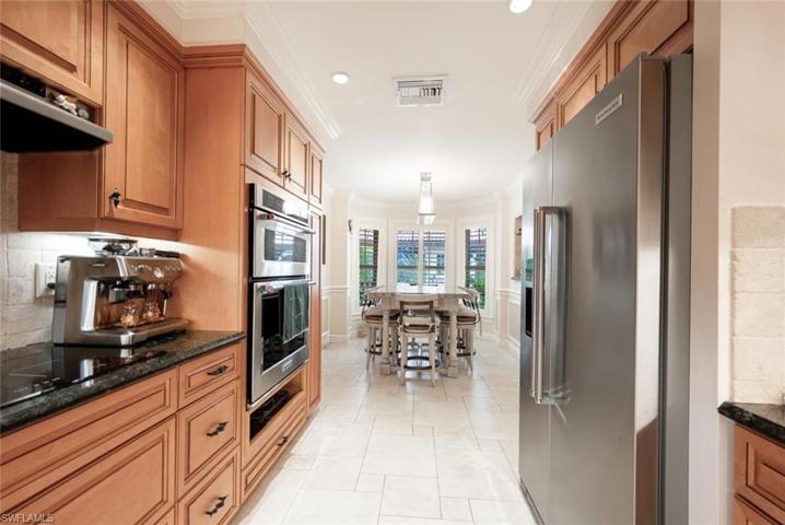 Kitchen w/Eat-In Area