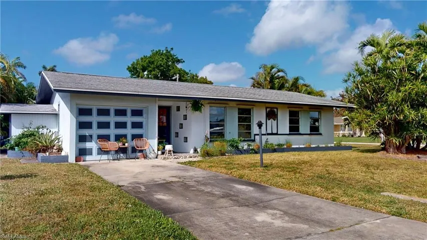 Ranch-style house featuring a front lawn