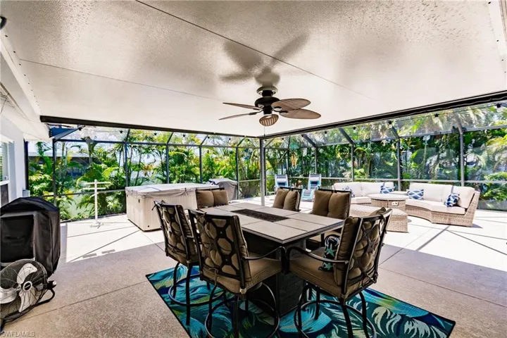 Sunroom / solarium with ceiling fan