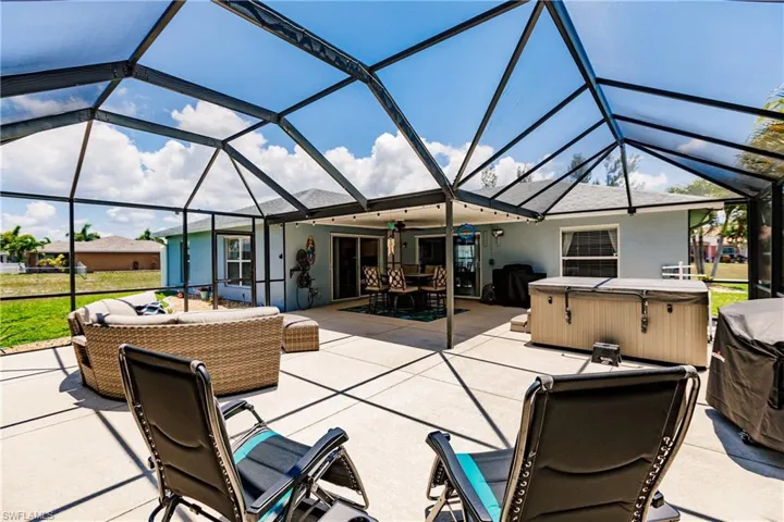 Sunroom / solarium featuring lofted ceiling