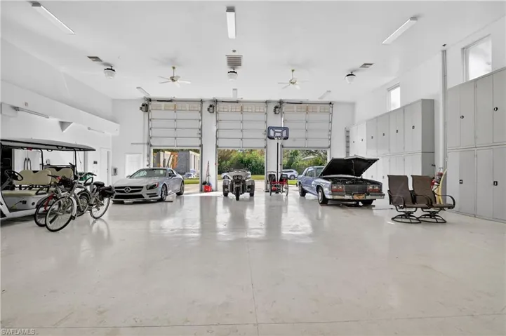 HANGAR/GARAGE with a ceiling fans