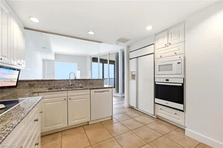 8665 Bay Colony Dr 2003, Naples, Florida 34108