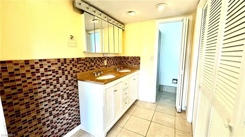 Dual sinks, granite counters, tile backsplash