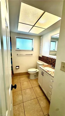 Guest bathroom with combo tub and shower