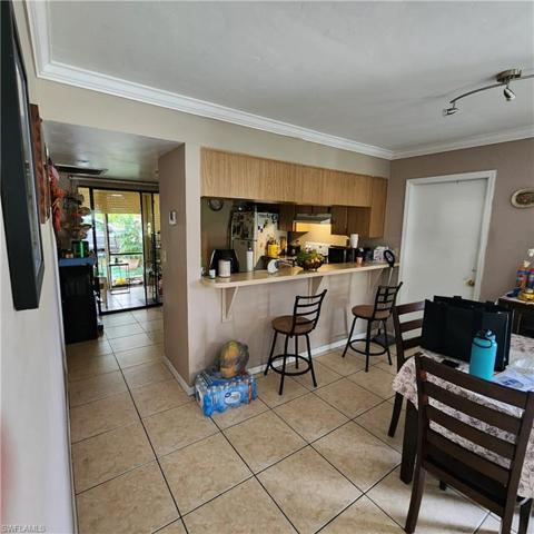 1512 Dining Area and Breakfast Bar