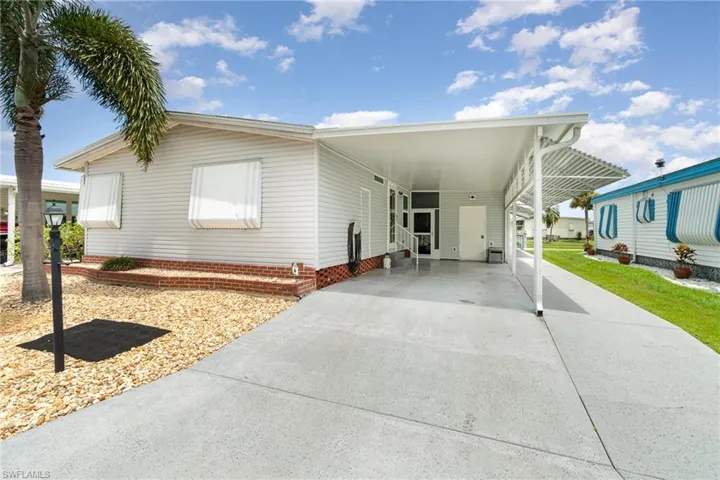 Manufactured / mobile home with a carport