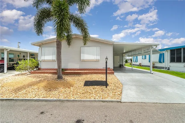 Manufactured / mobile home featuring a carport