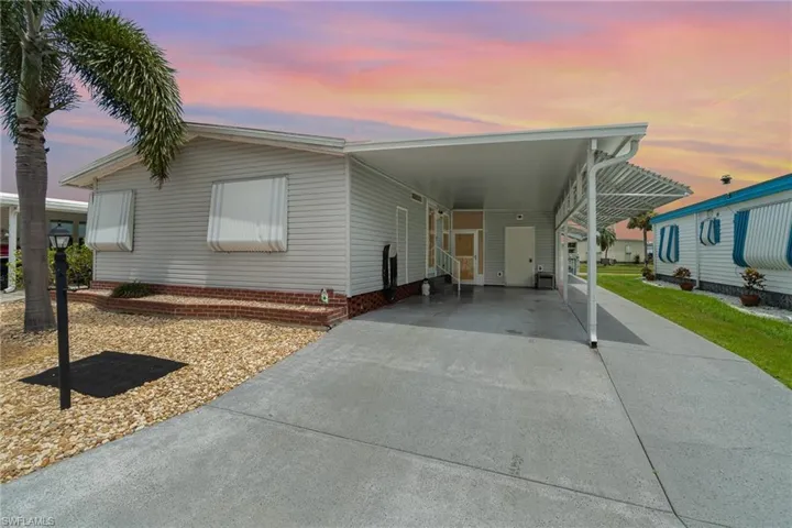 Manufactured / mobile home featuring a carport