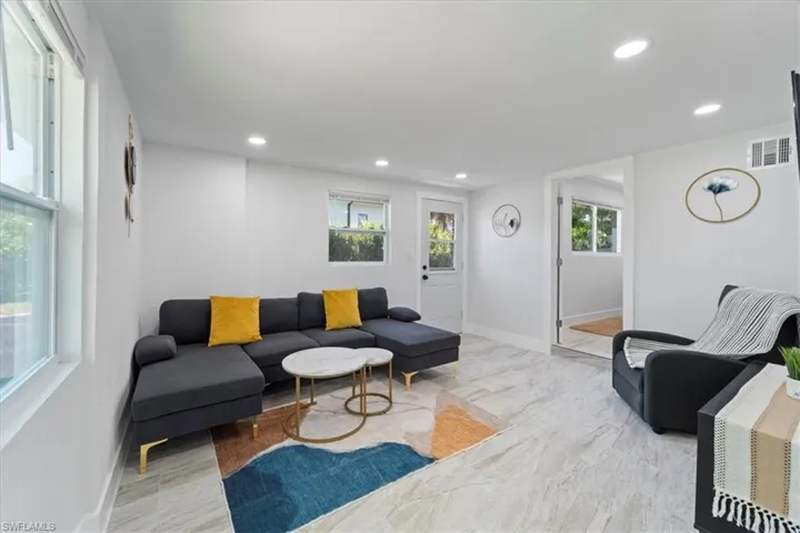 Living room with visible vents, a healthy amount of sunlight, recessed lighting, and baseboards