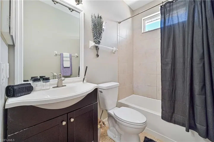 238  Stanhope  CIR, Naples, FL 34104