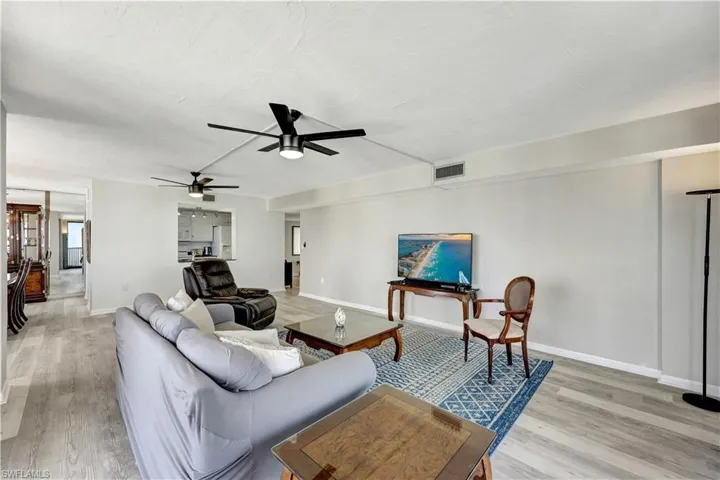 11  Bluebill  AVE, Naples, FL 34108