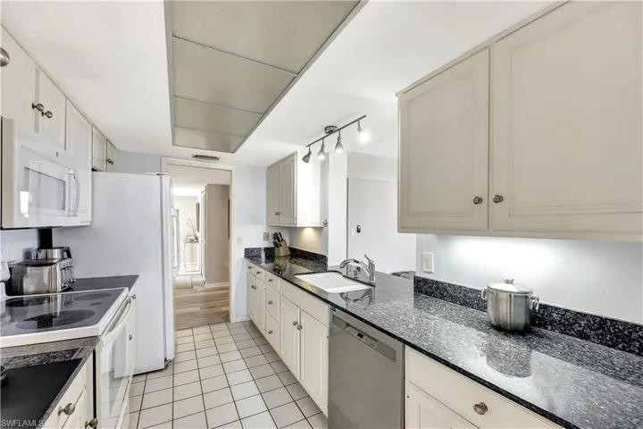11  Bluebill  AVE, Naples, FL 34108