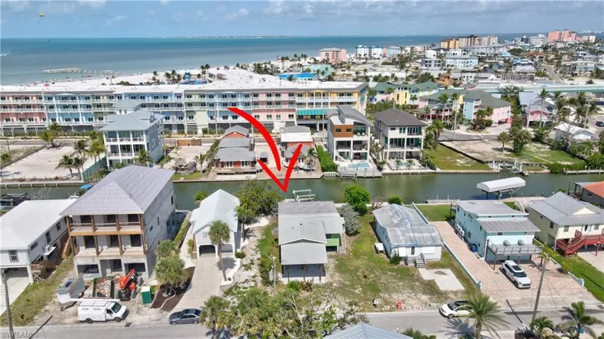 The HEART of FT MYERS BEACH walk to Margaritaville, Time Square plus great sailboat access!