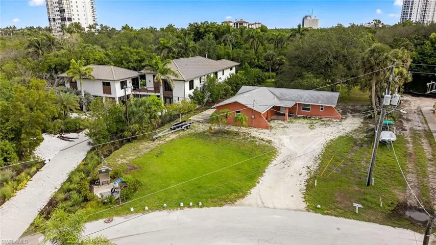 Location, Location, Location, 5-10 minutes to Estero Bay