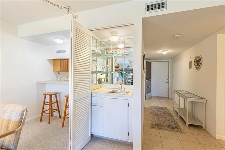 Wet bar and Breakfast Bar