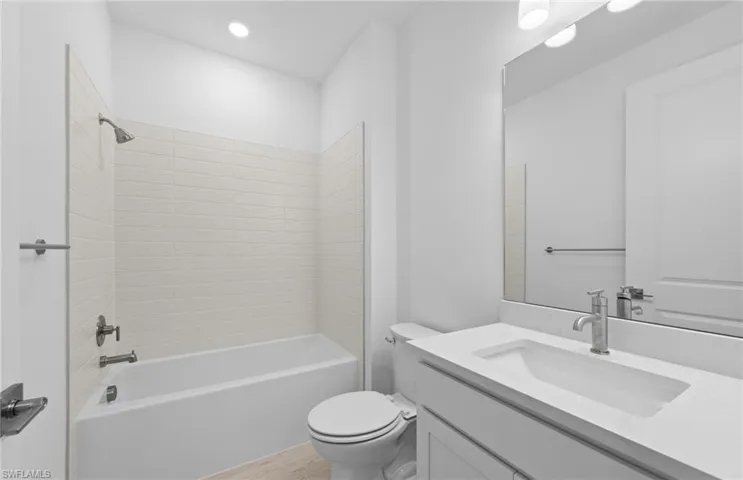 2072  Freemont  WAY, Naples, FL 34120