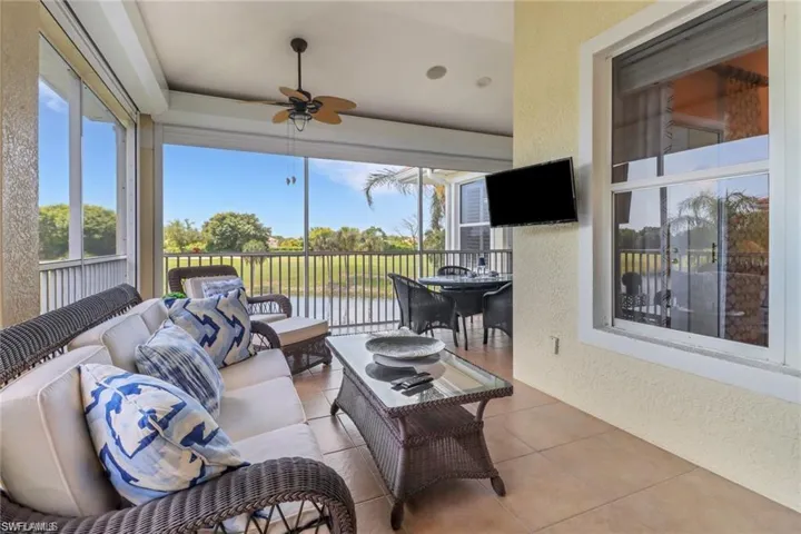 Sunroom / solarium with ceiling fan