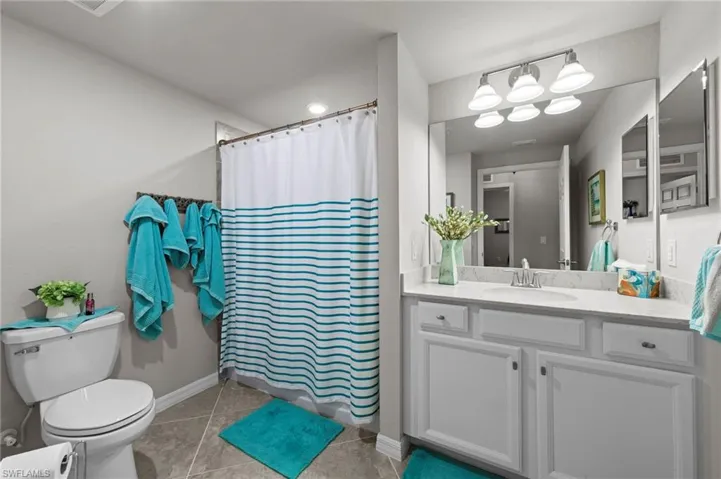 Guest Bathroom with vanity, shower/bathtub