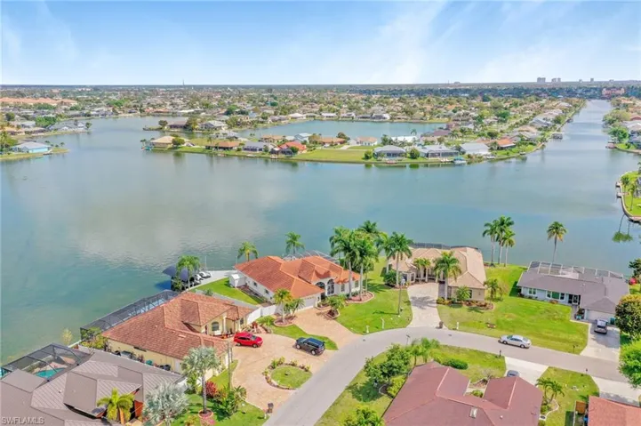 849 SE 3rd TER, CAPE CORAL FL 33990