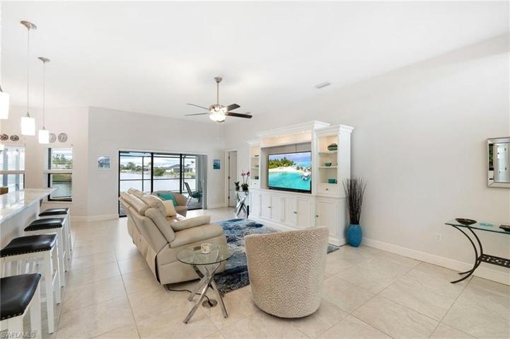 A HUGE living room at 22' x 15'