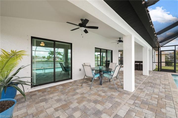 A massive 35' x 10' lanai space under cover, to enjoy the outdoors even in the rain