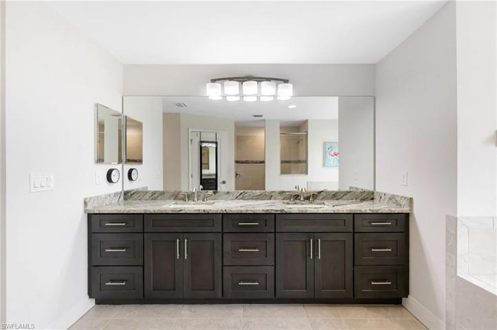 Dual sinks and more of that gorgeous granite