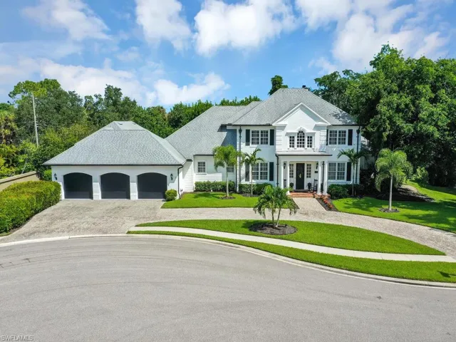 View of front of property featuring a front yard